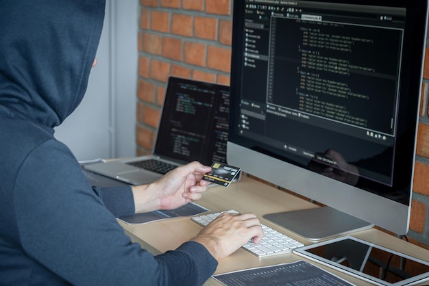 Hombre usando teléfono móvil mientras está sentado en la mesa