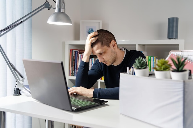 Hombre usando teléfono móvil mientras está sentado en la mesa