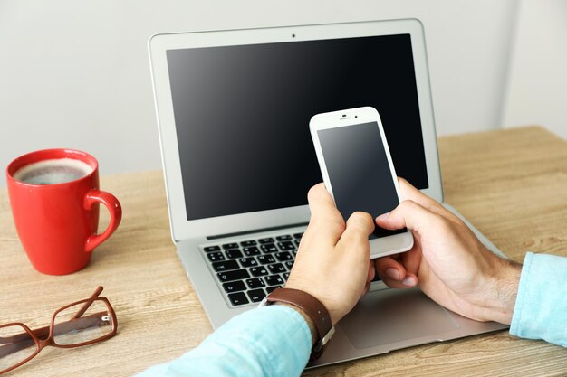 Foto hombre usando teléfono móvil en la oficina