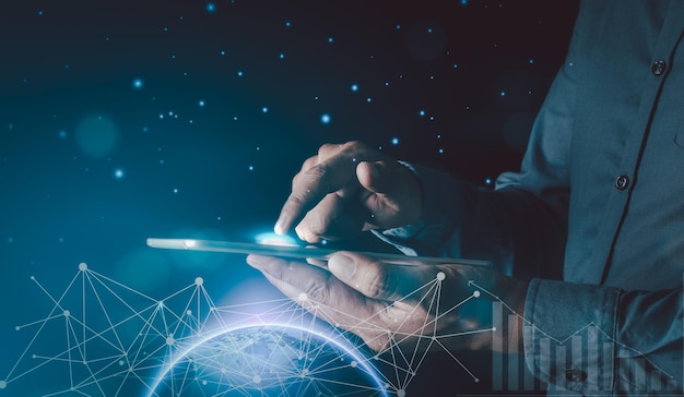 Hombre usando teléfono móvil