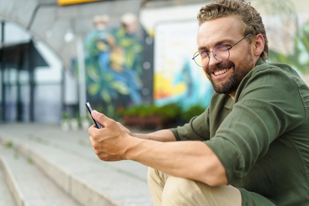 Hombre usando teléfono móvil