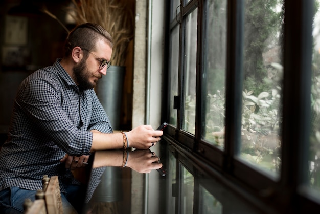 Hombre usar conexión de teléfono móvil red social