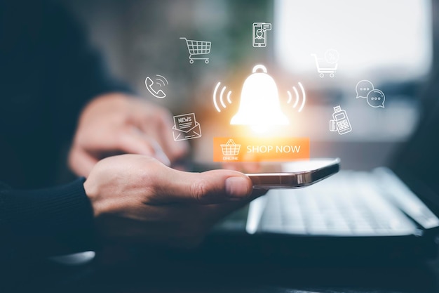 El hombre Use su dedo para presionar el botón Botón de campana de notificación en la pantalla de la aplicación del teléfono inteligente de cerca Notificación de la aplicación en la pantalla del teléfono inteligente Alertas remotas en línea señal de seguridad del hogar