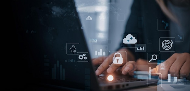 Hombre utiliza una computadora portátil con asistencia de IA