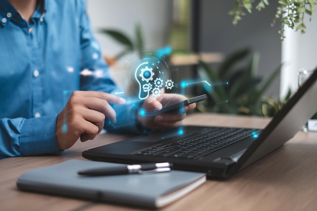 Hombre utiliza una computadora portátil con asistencia de IA