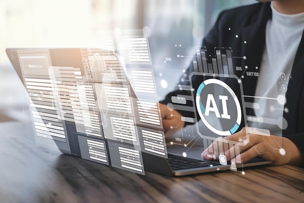 Hombre utiliza una computadora portátil con asistencia de IA