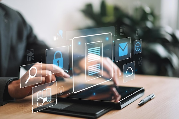 Hombre utiliza una computadora portátil con asistencia de IA