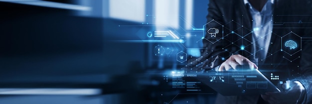 Hombre utiliza una computadora portátil con asistencia de IA