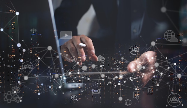El hombre utiliza la tecnología de IA para ayudar a trabajar en el teléfono inteligente La minería de grandes datos Ciencia y innovación de seguridad de datos AI Aprendizaje e inteligencia artificial Concepto de IA con un joven en la noche