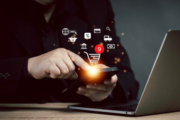 Un hombre utiliza un teléfono móvil para agregar productos a un carrito de compras en línea y hace un pedido Pide productos en línea y envíalos a través de mensajeros Concepto de comercio electrónico digital de marketing en línea Envío en entrega
