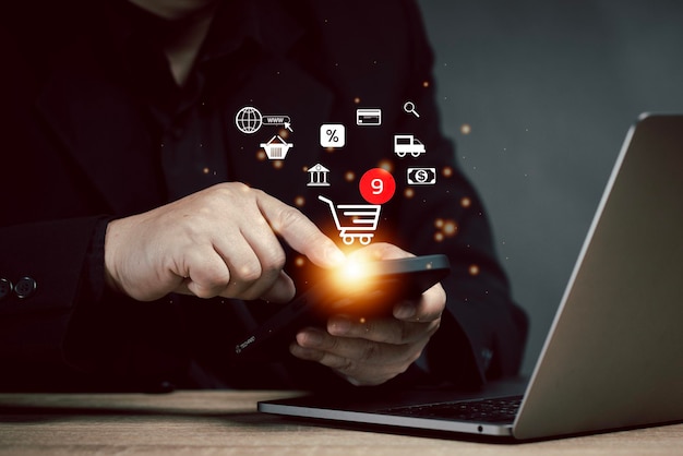 Foto un hombre utiliza un teléfono móvil para agregar productos a un carrito de compras en línea y hace un pedido pide productos en línea y envíalos a través de mensajeros concepto de comercio electrónico digital de marketing en línea envío en entrega