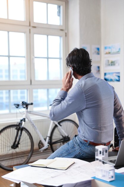 hombre, utilizar, teléfono celular, en, oficina