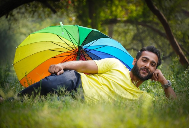 Hombre de vacaciones con sombrilla al aire libre