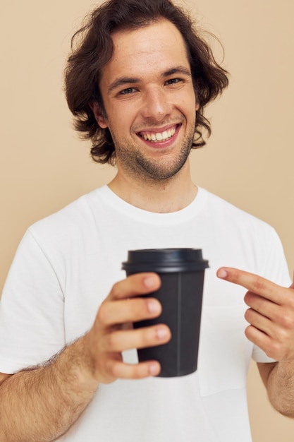 Hombre con un vaso negro en un estilo de vida de camiseta blanca inalterado