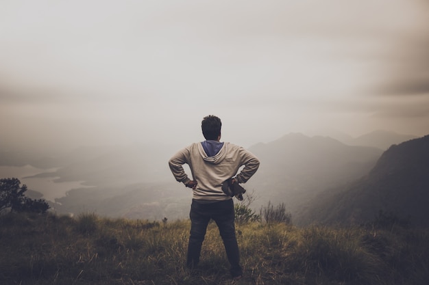 El hombre ve la belleza de la naturaleza