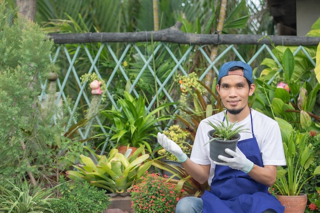 El hombre vende jardín de plantas en la tienda