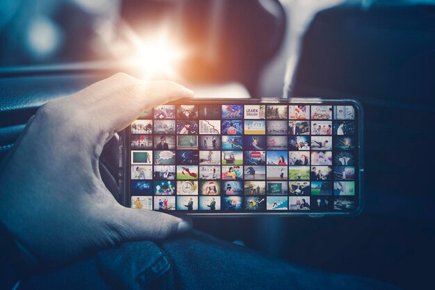 Hombre vendiendo fotos en las aplicaciones de teléfonos móviles