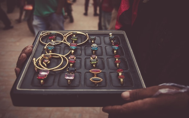 Un hombre vendiendo joyas.