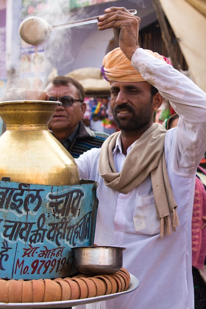 Hombre vendiendo té indio masala (chai wala) en la calle de la ciudad de Pushkar, India