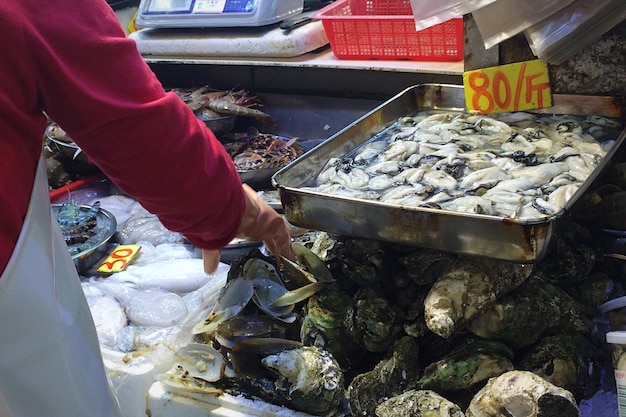 Foto hombre a la venta en el puesto del mercado.