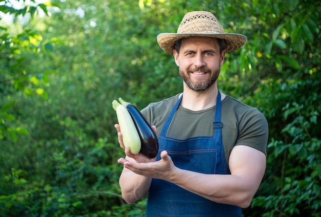 Hombre verdulero presentando berenjena y tuétano vegetal