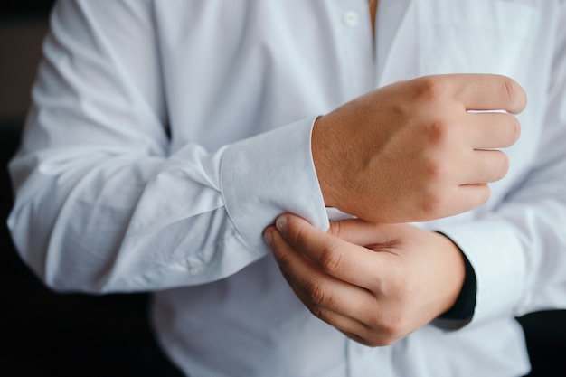 Hombre vestido afilado con camisa blanca