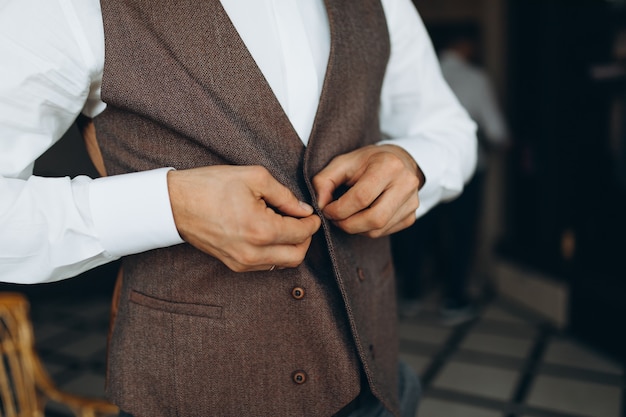 Hombre vestido afilado con una chaqueta