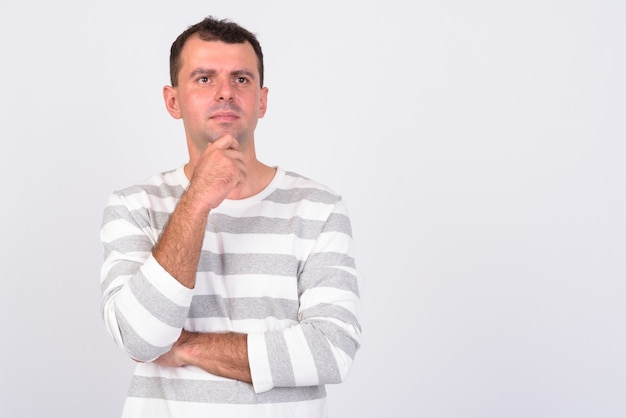 hombre vestido con camisa de manga larga en blanco