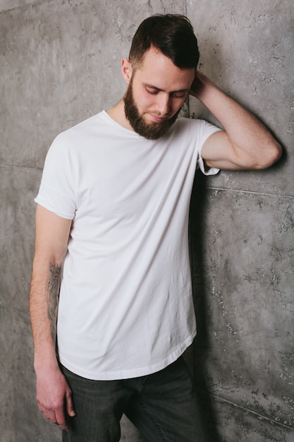 Hombre vestido con camiseta blanca en blanco con espacio para su logo