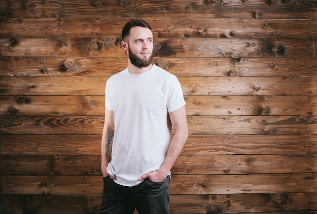 Hombre vestido con camiseta blanca en blanco con espacio para su logo