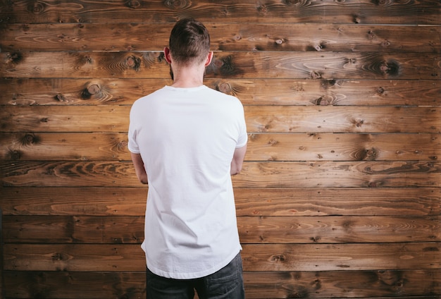 Hombre vestido con camiseta blanca en blanco con espacio para su logo