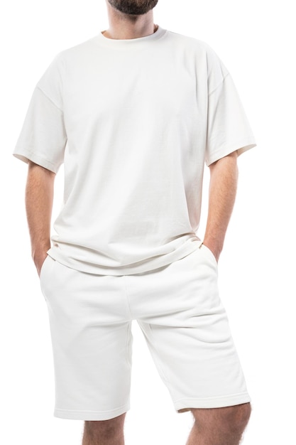 Hombre vestido con camiseta blanca en blanco y pantalones cortos aislado sobre fondo blanco.