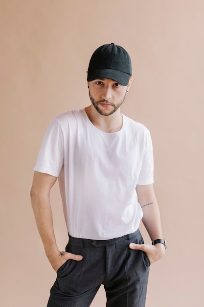 Hombre vestido con una camiseta blanca