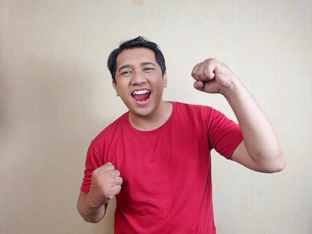 Hombre vestido con una camiseta roja con una expresión