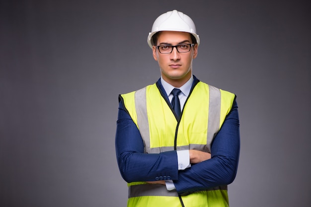 Hombre vestido con casco y chaleco de construcción