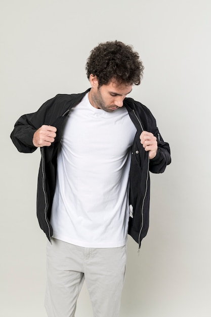 Hombre vestido con chaqueta de cuero negro