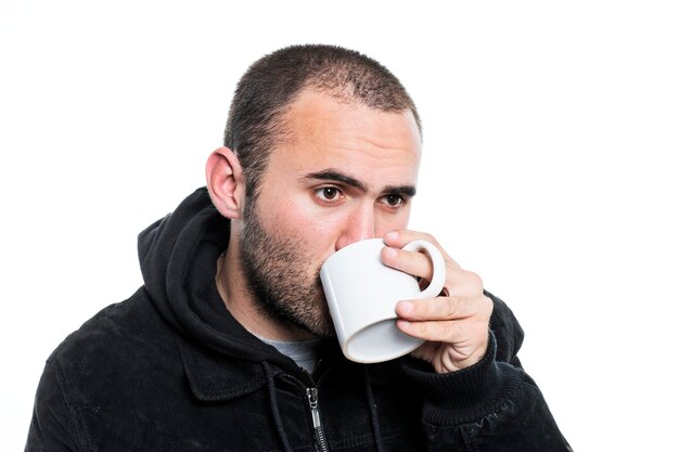 Hombre vestido con chaqueta negra bebiendo té