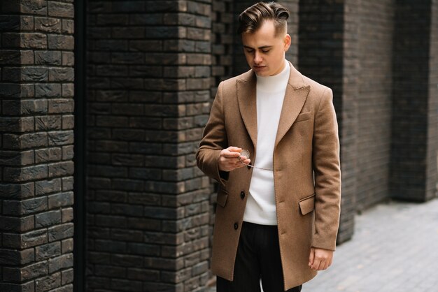 Hombre vestido con chaqueta de otoño