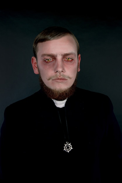 Un hombre vestido como el malvado sacerdote católico