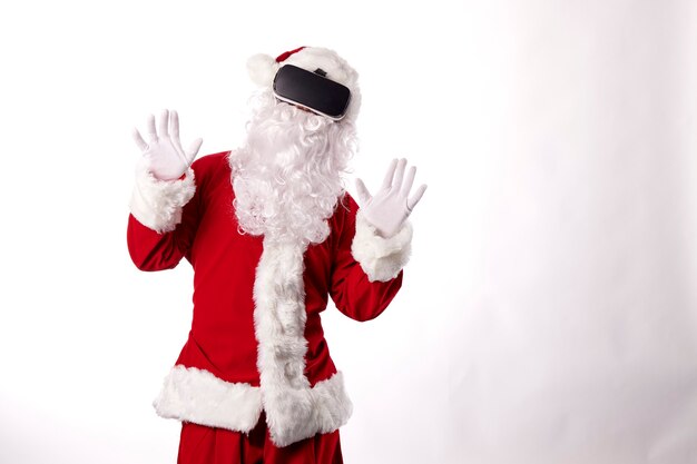 Hombre vestido como Santa Claus con gafas de realidad virtual sobre un fondo blanco.