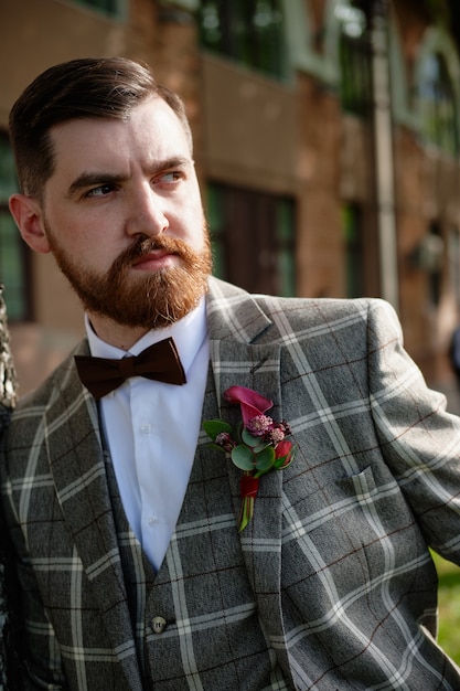 Hombre vestido elegante traje sosteniendo ramo de flores