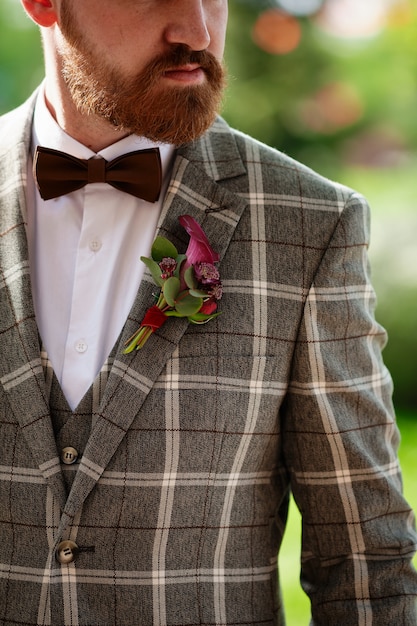 Hombre vestido elegante traje sosteniendo ramo de flores