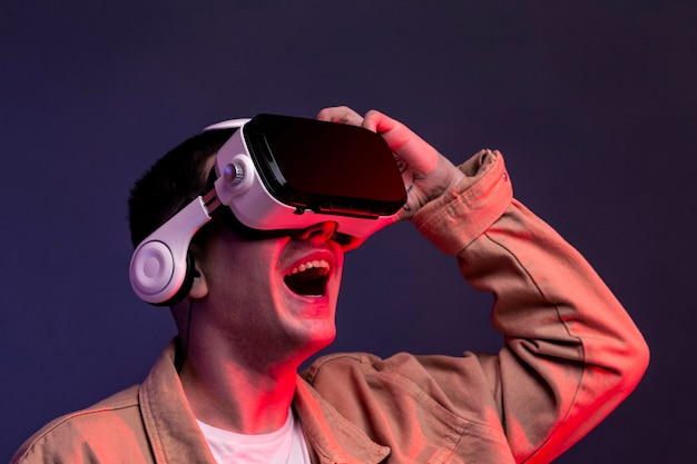 Foto hombre vestido con gafas vr futuristas para juegos