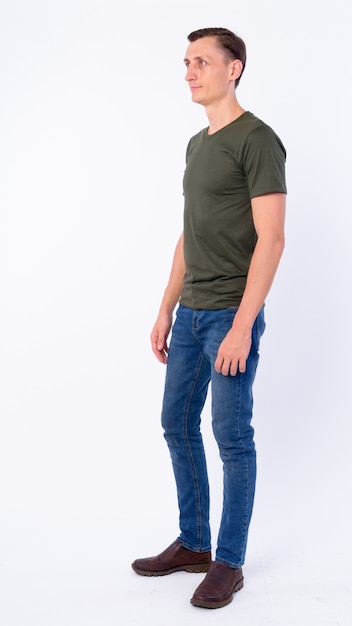 Hombre vestido con ropa casual aislado contra la pared blanca