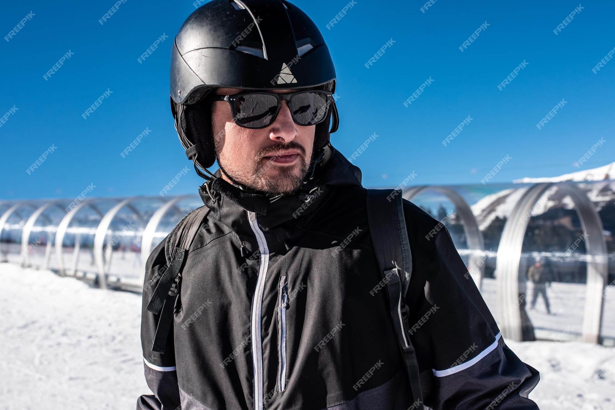 Hombre vestido ropa esquí medio de la nieve deportes de invierno | Premium