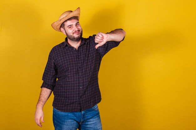 Hombre vestido con ropa típica de Festa Junina Fiesta de Arraia de Sao Joao Desaprobación con el pulgar hacia abajo