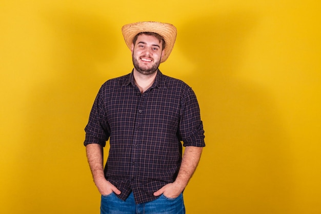 Hombre vestido con ropa típica de Festa Junina Fiesta de Arraia de Sao Joao con las manos en el bolsillo