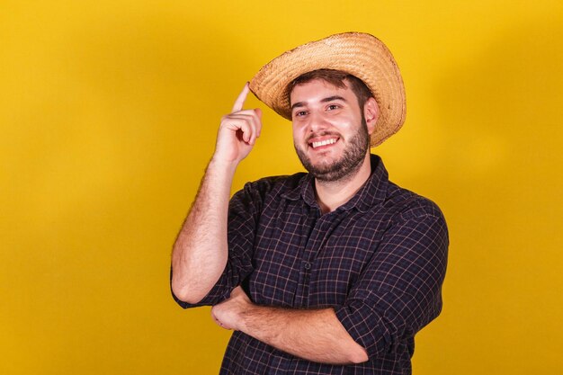 Foto hombre vestido con ropa típica de festa junina fiesta de arraia de sao joao con sombrero en la cabeza