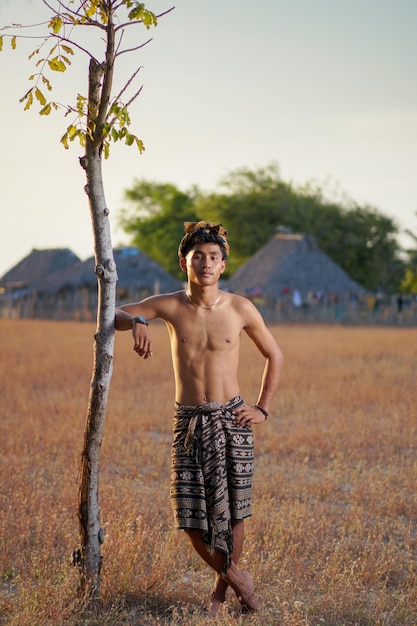 hombre vestido con ropa tradicional de la isla de sabu, indonesia