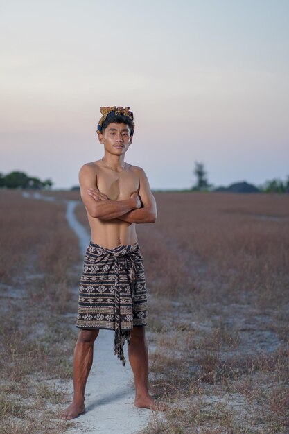 hombre vestido con ropa tradicional de la isla de sabu, indonesia